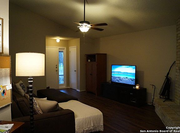 4th image of 814 Meadow Arbor Ln