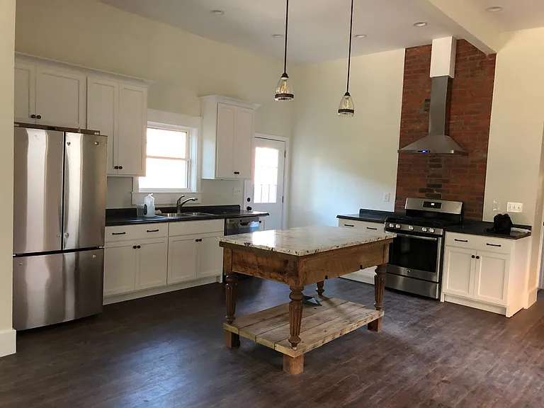 1127 Goss Ave — Photo 3