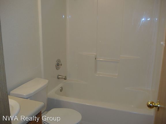3rd image of 1610 Crescent St