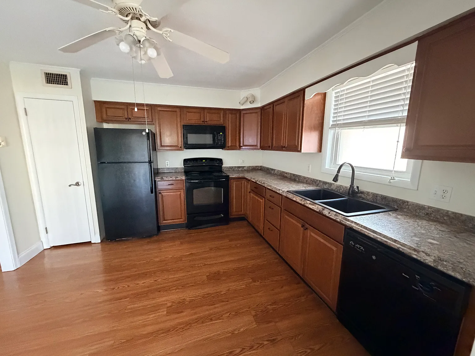 3 bed, $2,300 — Photo 2
