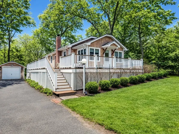 6 Wickatuck Dr, Sag Harbor, NY 11963