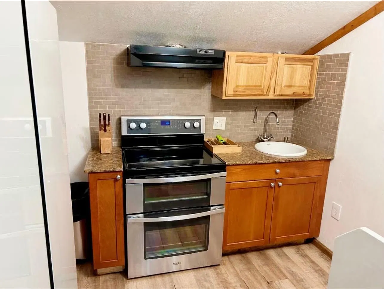 2 bed, 420 sqft, $2,550 — Photo 3