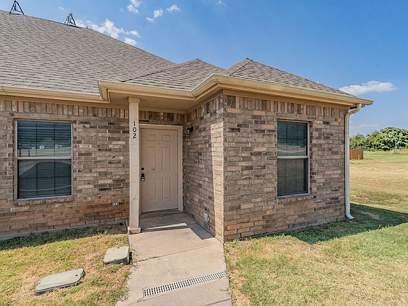 3rd image of 102 Sunny Oaks Ct
