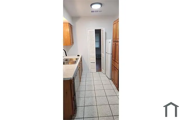 Building Photo - 4261 Robertson Dr