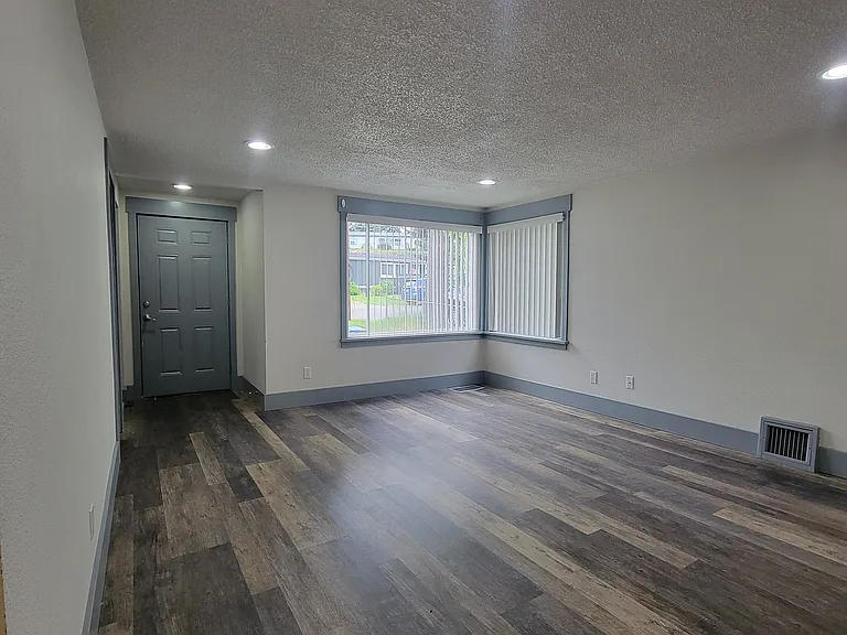 1212 Evans Ave W — Photo 16