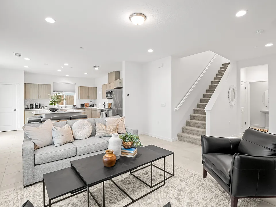 2882 E Tierra Dr