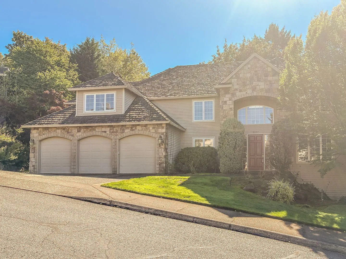 Forest Heights 4 Bedroom Plus Den Home ! — Photo 2