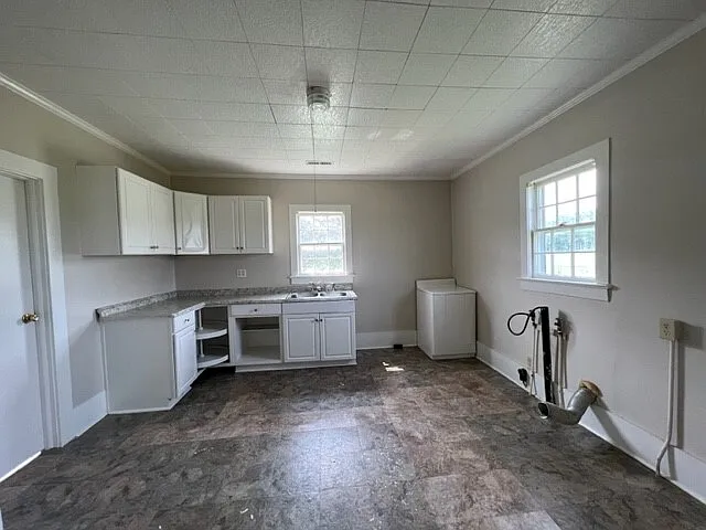 238 Leslie Ln — Photo 3