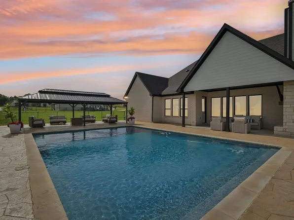 1065 Julian Dr, Van Alstyne, TX 75495