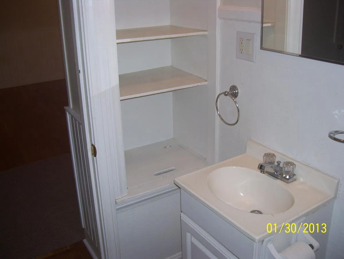 Bath, built in shelving & hamper
