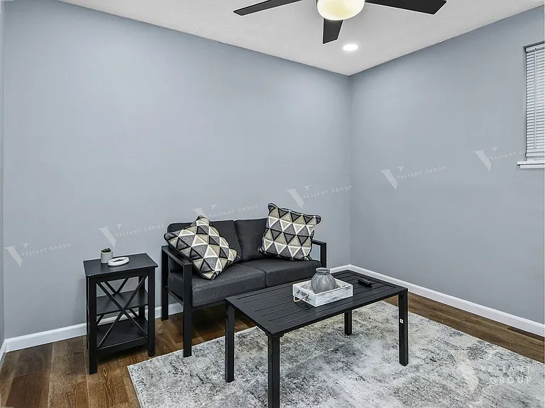 1435 E Elm St — Photo 16