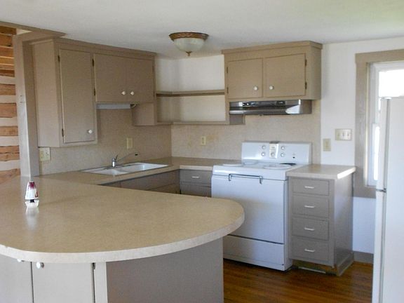 Kitchen with breakfast bar
