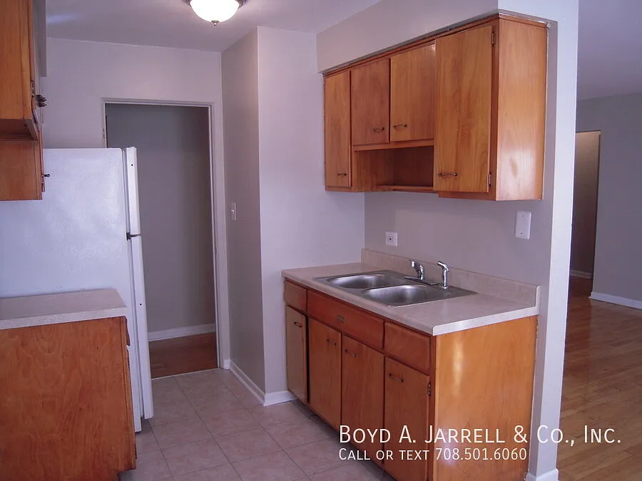 2 Bedrooms Heat Included, Tenant Pays Electric — Photo 3