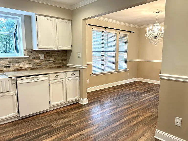 395 Glastonbury Ln — Photo 9