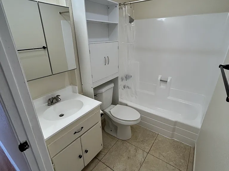 437 Grand Ave #14 — Photo 6