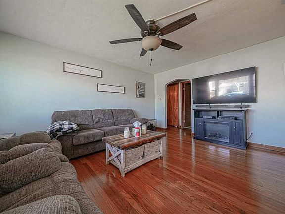 5th image of 5029 Arlington St