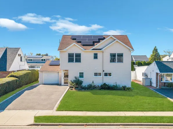 20 Bridge Lane, Hicksville, NY 11801