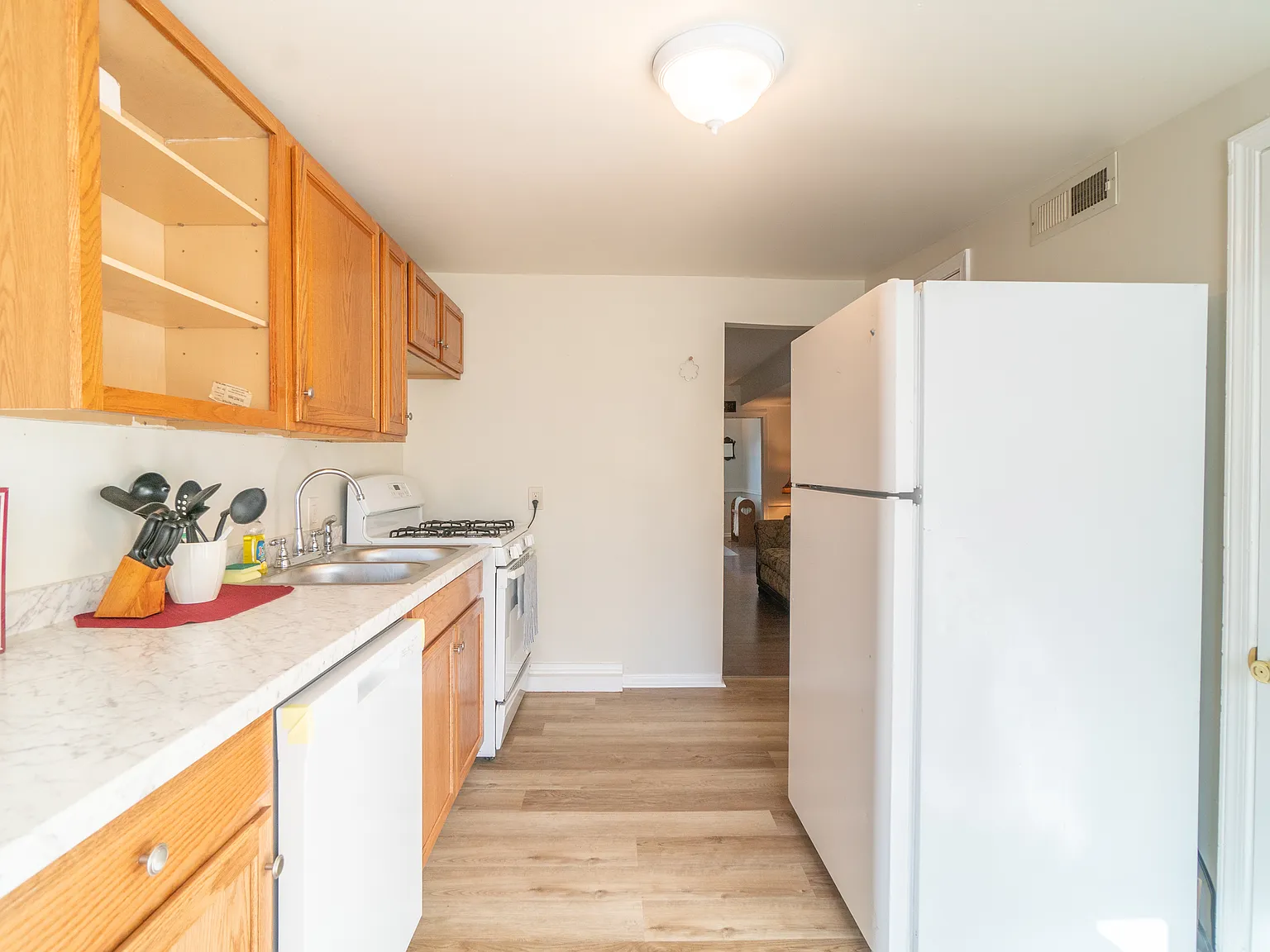 1 bed, 960 sqft, $1,330 — Photo 3