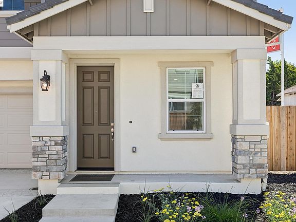 4th image of 137 Creek View Cir