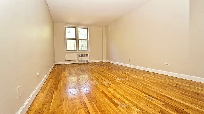 Sold by Bizzarro Agency | media 4