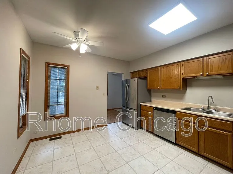 519 W Parkside Dr — Photo 5