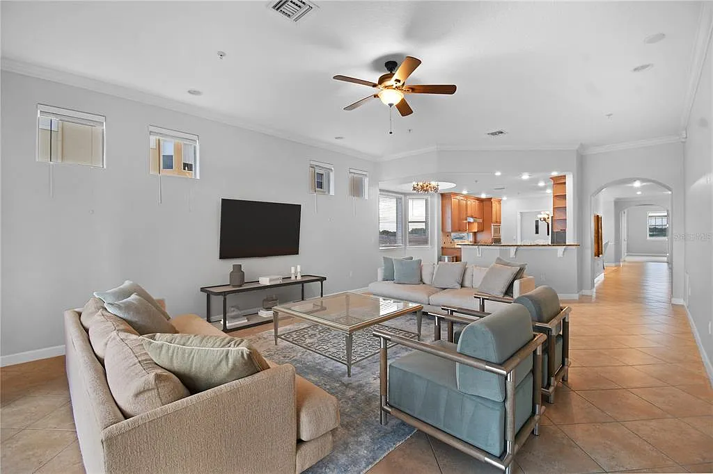 3 bed, 2.0 bath, 2549 sqft, $3,995 — Photo 4