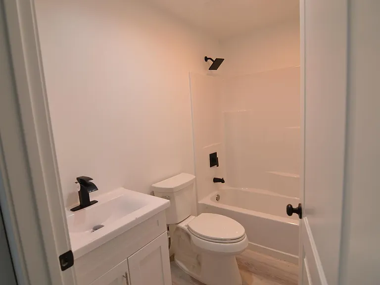 926 W School St — Photo 11