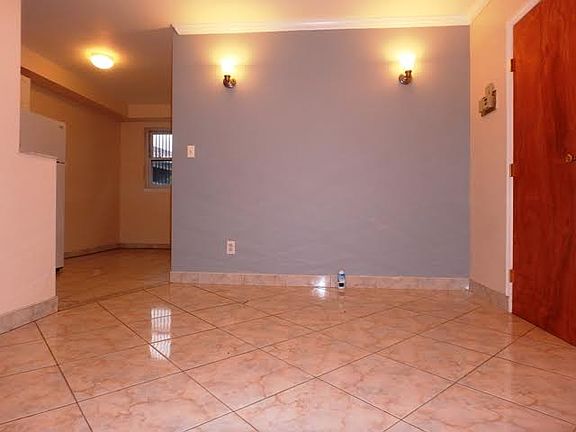 2nd image of 2503 Crescent St #1