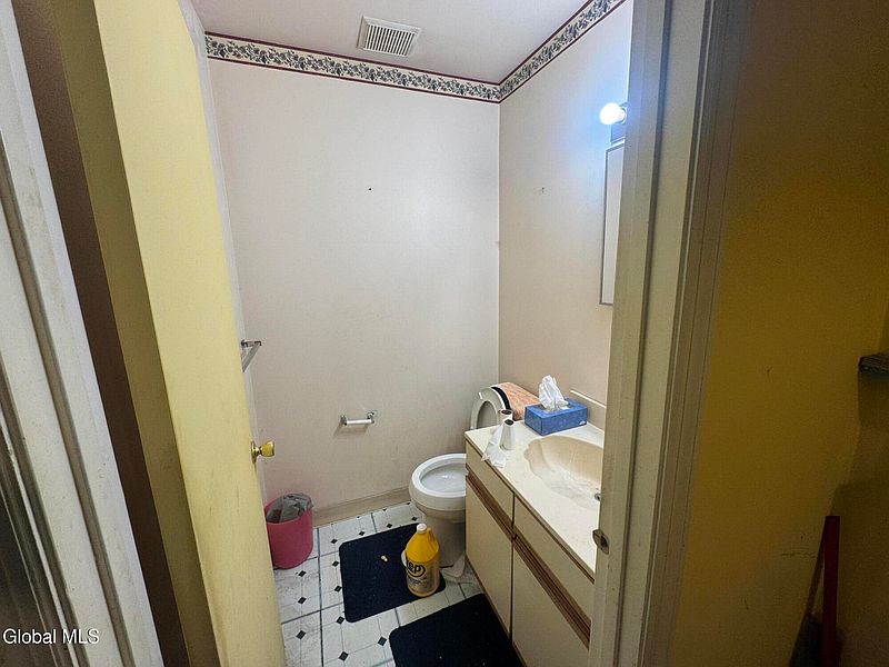 3rd image of 128 S Pearl Street