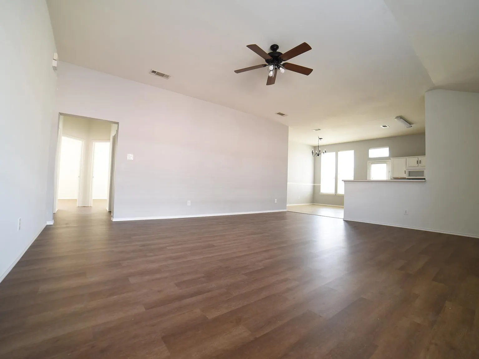 208 Meadow Lark Ln — Photo 4