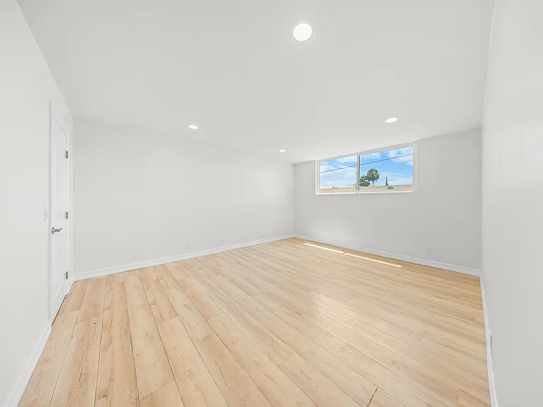 570 W Stocker St #216 — Photo 14