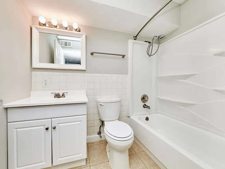 Courtland Manor — Photo 14