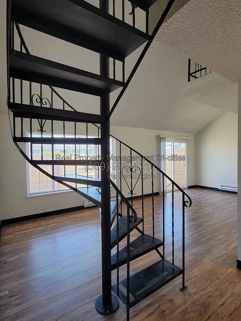 1025 W Entiat Ave — Photo 2