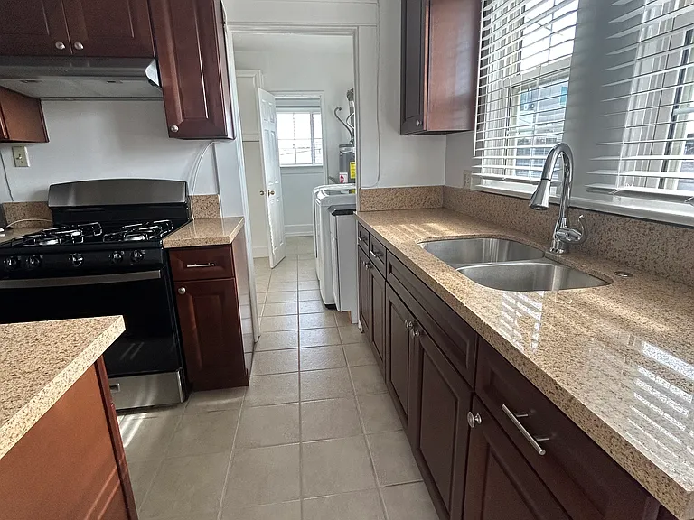 4652 Oakwood Ave — Photo 4