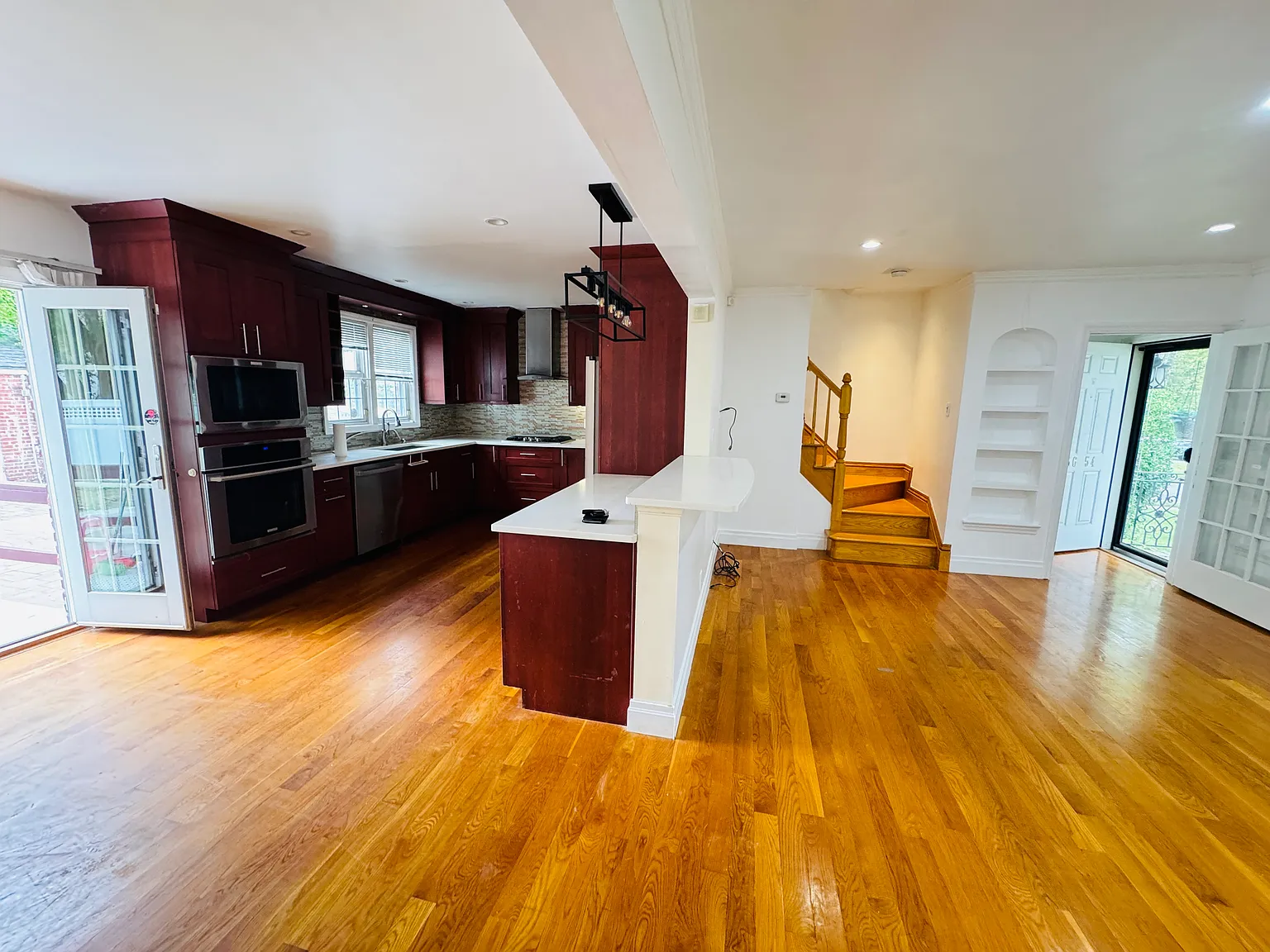 3 bed, 1300 sqft, $3,990 — Photo 2