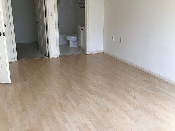 4th image of 10009 Vanderbilt Cir APT 4