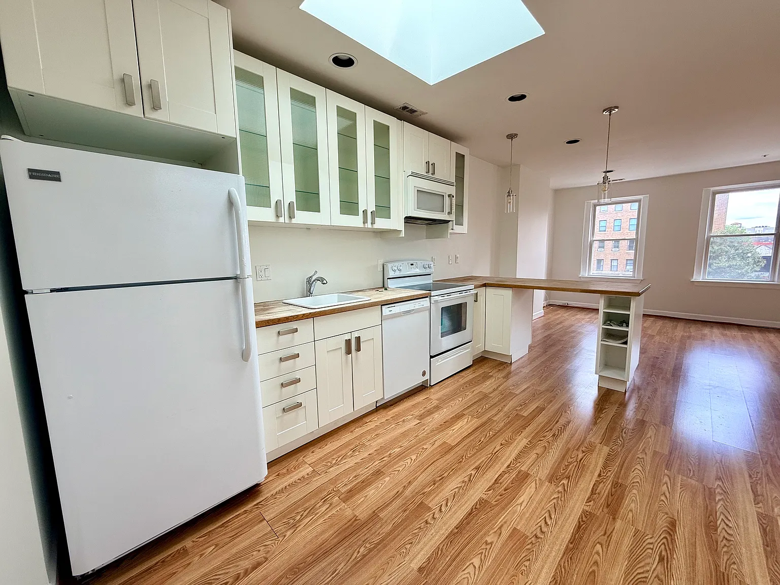 2 bed, 850 sqft, $3,200 — Photo 4