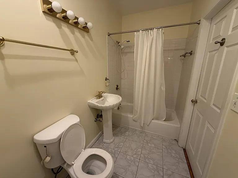 215 Lexington St #3 — Photo 5