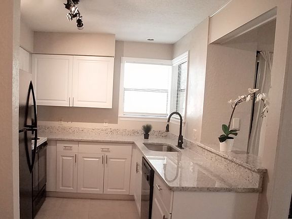 3rd image of 2917 Antique Oaks Cir APT 18