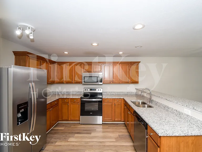 15490 Farmland Ct — Photo 8
