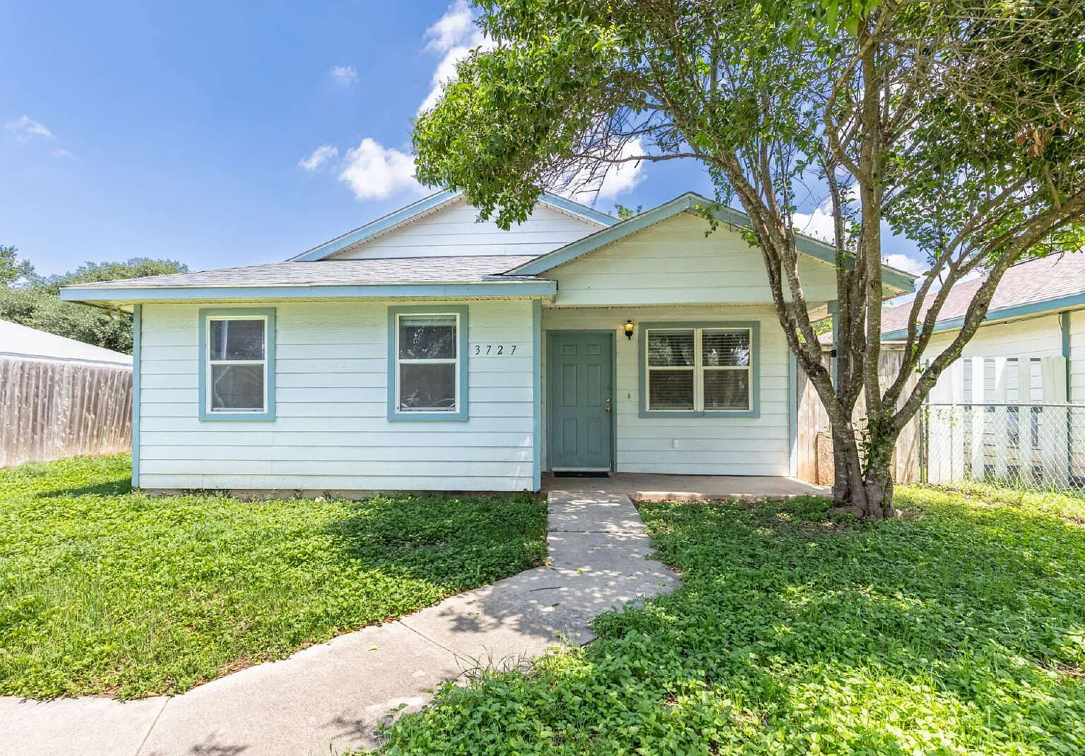 3 bed, 1.0 bath, 1060 sqft, $1,400 — Photo 1