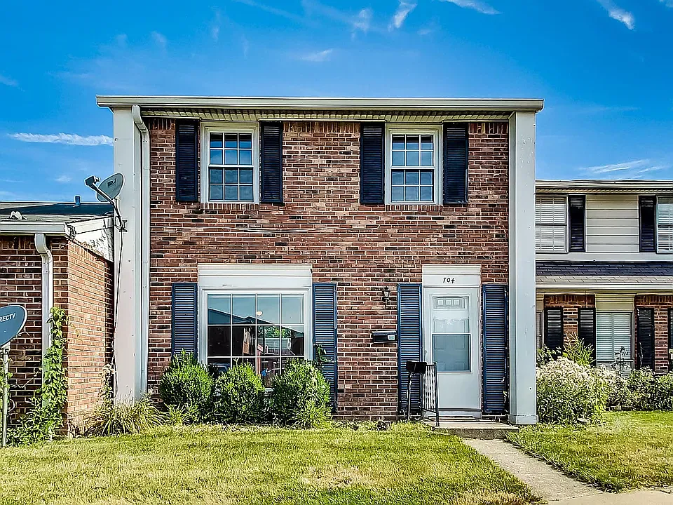 3 bed, 1.5 bath, 1242 sqft, $1,220 — Photo 1