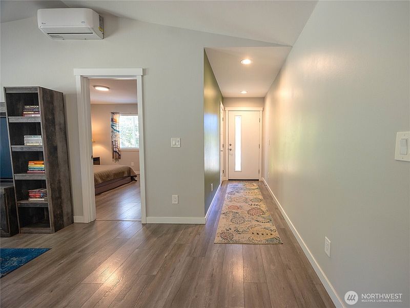 5th image of 708 Eider Court SE