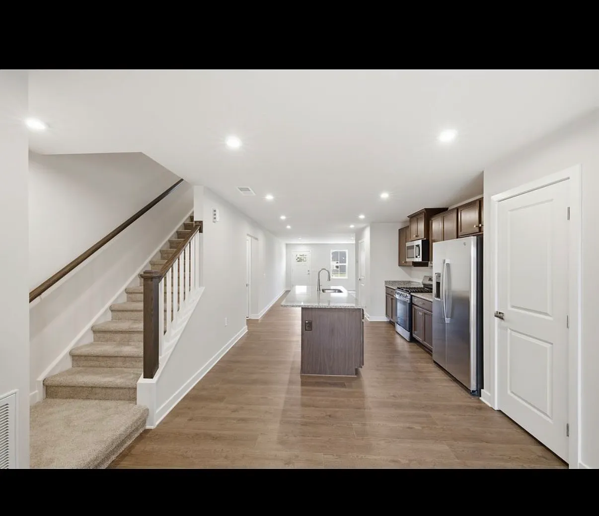 3 bed, 2.5 bath, 1628 sqft, $1,975 — Photo 3