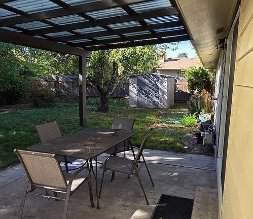 4th image of 978 NW Sequoia Ave