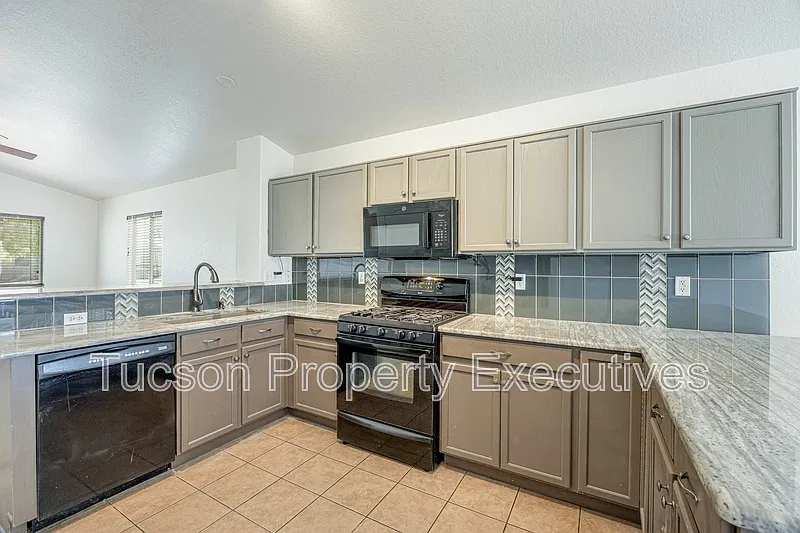 3 bed, 2.0 bath, 1297 sqft, $2,000 — Photo 2