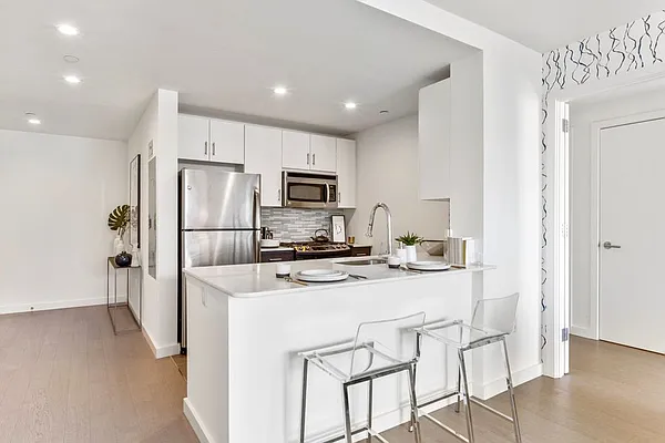 Rented by Greystar | media 14