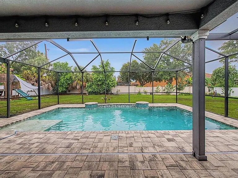 606 Royal Crest Dr — Photo 3