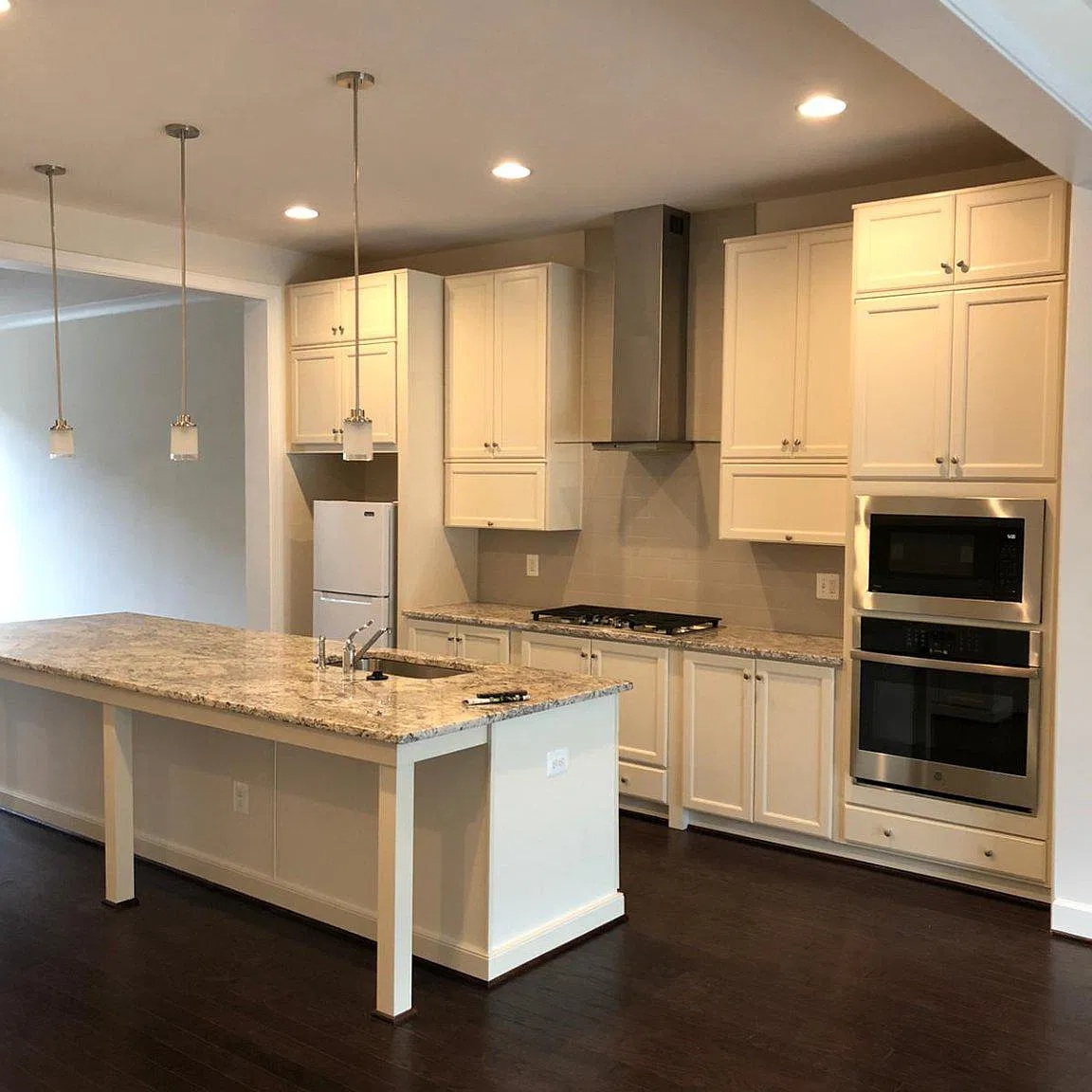 3 bed, 3.5 bath, 3118 sqft, $3,600 — Photo 3