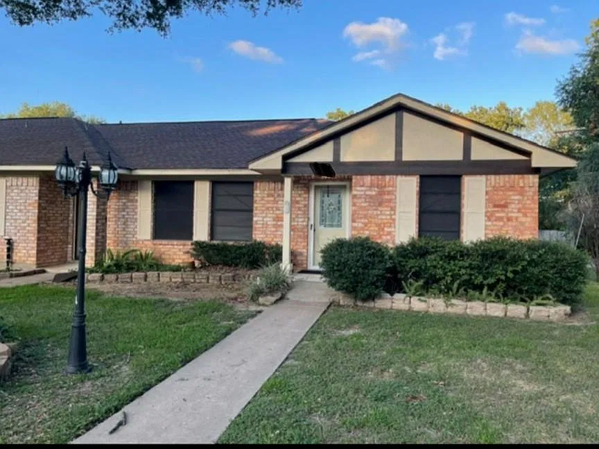 2 bed, 1.0 bath, 927 sqft, $1,100 — Photo 1